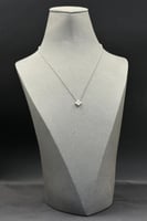 عقد وردة ذهب ابيض تصميم الماس عيار 18 وزن 2.6 جرام