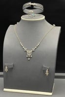 طقم وردة مع باقيت ذهب تصميم الماس عيار 18 وزن 10.6...