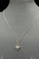 طقم اطفال زهرة ذهب تصميم الماس عيار 18 وزن 1.4 جرا...