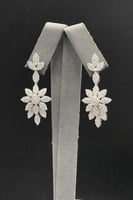 حلق زهرة ذهب ابيض تصميم الماس عيار 18 وزن 7.4 جرام