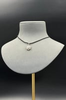 تعليقة مربع ذهب ابيض مع باقيت تصميم الماس عيار 18...