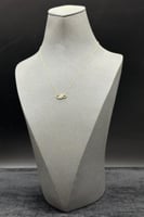 عقد مستطيل مع زهرة ذهب تصميم الماس عيار 18 وزن 0.7...