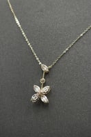 عقد وردة مع باقيت ذهب تصميم الماس عيار 18 وزن 1.4...