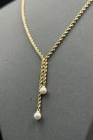 عقد مجدول ذهب مع كور لؤلؤ عيار 18 وزن من 2.5 الى 2...