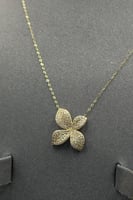 طقم وردة ذهب تصميم الماس عيار 18 وزن 5.4 جرام