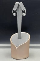 حلق دائرة ذهب ابيض تصميم الماس عيار 18 وزن 2.7 جرا...