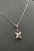 عقد وردة مع باقيت ذهب تصميم الماس عيار 18 وزن 1.4...