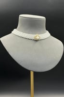 عقد لؤلؤ مع ذهب شكل وردة عيار 18 وزن 1.7 جرام