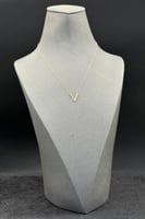 عقد شكل V ذهب صافي عيار 18 وزن من 0.5 الى 0.6 جرام