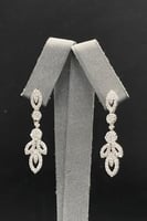 حلق ذهب ابيض تصميم الماس عيار 18 وزن 5.6 جرام