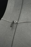 عقد متعدد الاشكال ذهب ابيض تصميم الماس عيار 18 وزن...