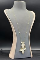 شال وردتين ذهب تصميم الماس عيار 18 وزن 15.9 جرام