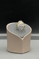 خاتم وردة ذهب تصميم الماس عيار 18 وزن 4.2 جرام