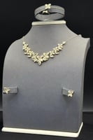 طقم وردة ذهب تصميم الماس عيار 18 وزن 13.8 جرام