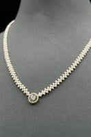 عقد لؤلؤ مع فص ملون مع ذهب عيار 18 وزن 0.8 جرام