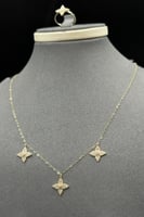 طقم اطفال زهرة ذهب تصميم الماس عيار 18 وزن من 2.1...