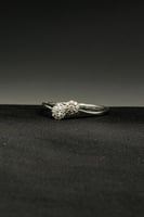 خاتم الماس وزن الذهب : 2.04 جرام وزن الألماس : 0.1...