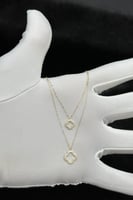 عقد دورين وردة مفرغ ذهب تصميم الماس عيار 18 وزن من...