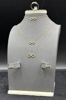 طقم دورين انفنتي ذهب تصميم الماس عيار 18 وزن 2.5 ج...