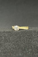 خاتم مع فص سوليتير عيار 18 وزن من 1.7 الى 1.8 جرام