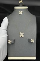 طقم وردة ذهب تصميم الماس عيار 18 وزن 5.4 جرام