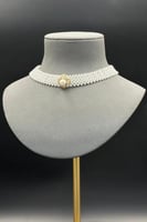 عقد لؤلؤ مع ذهب شكل وردة عيار 18 وزن 1.7 جرام