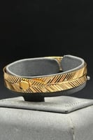 اسوارة على شكل ورقة الريشة ذهب صافي عيار 21 وزن 16...