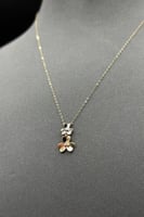 عقد وردتين لونين ذهب تصميم الماس عيار 18 وزن من 0....