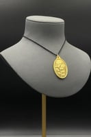 سبيكة ذهب وزن 1 اونصة عيار 24 شكل بيضاوي مع عروه