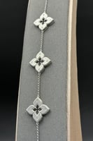 اسوارة ثلاث وردات ذهب ابيض تصميم الماس عيار 18 وزن...