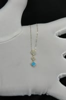 عقد وردتين لون فيروزي ذهب تصميم الماس عيار 18 وزن...