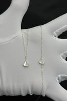 عقد مثلث مع اسوارة ذهب مع صدف ابيض عيار 18 وزن 0.8...