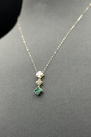 عقد وردتين لون اخضر ذهب تصميم الماس عيار 18 وزن من...