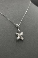 عقد وردة مع باقيت ذهب تصميم الماس عيار 18 وزن 1.4...