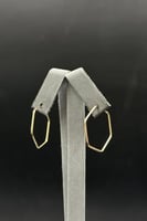 حلق سداسي الشكل ذهب صافي عيار 18 وزن 0.9 جرام