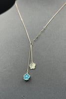 عقد وردتين نازل ذهب مع صدف ملون عيار 18 وزن من 1.3...