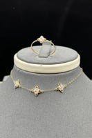 طقم زهرات ذهب تصميم الماس عيار 18 وزن 2.9 جرام