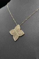 طقم وردة ذهب تصميم الماس عيار 18 وزن 7.7 جرام