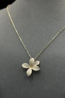 طقم وردة ذهب تصميم الماس عيار 8.5 الى 8.6 جرام