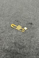 بروش اطفال ذهب مع صدف ابيض عيار 21 وزن 0.7 جرام