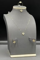 طقم وردة ذهب صافي عيار 18 وزن 2.5 الى 2.7 جرام