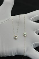 عقد مع اسوارة ذهب مع صدف ابيض عيار 18 وزن 0.9 جرام