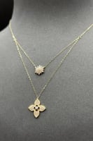 عقد دورين زهرة ذهب تصميم الماس عيار 18 وزن 1.3 جرا...