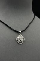 تعليقة وردة ذهب تصميم الماس عيار 18 وزن 2.2 جرام