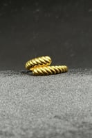 اسوارة مع خاتم امواج ذهب صافي عيار 21 وزن 10.9 جرا...