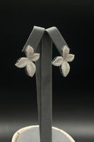 حلق وردة ذهب تصميم الماس