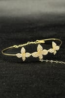 كف اطفال ثلاثة وردت ذهب تصميم الماس عيار 18 وزن 2....