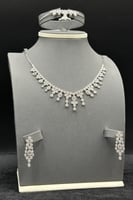 طقم زهرة ذهب ابيض تصميم الماس عيار 18 وزن 23.1 جرا...