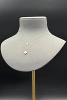 عقد وردة مع صدف وردي ذهب تصميم الماس عيار 18 وزن 1...