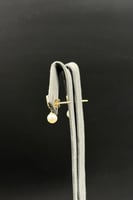 حلق ذهب مع لؤلؤ عيار 18 وزن من 1.8 الى 1.9 جرام